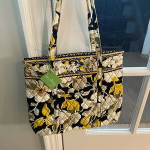 Vera Bradley holiday tote in Dogwood Floral Quilted Bag NWT